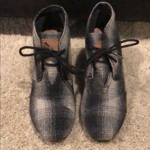 tom’s wedge bootie
